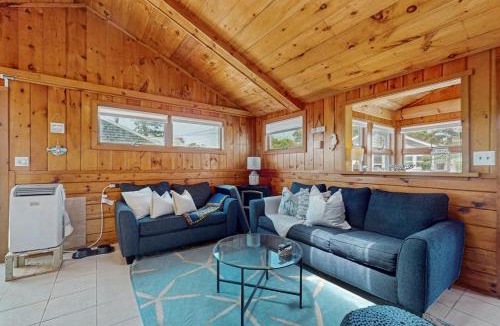 Dennis Port House | Glendon Beach Getaway