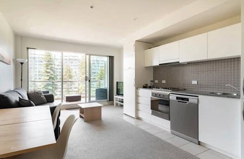 Glenelg Apartment | Glenelg Holiday Apartments-The Pier. Direct Beach Front. Free Parking.
