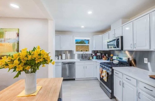 Bel Air House | Glenrosa Gem: Eco 3BR + Heated Pool in Melrose