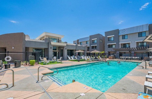 Glendale Sports and Entertainment District Apartment | Glitzy 2BR Walk to Westgate Pool Gym WD