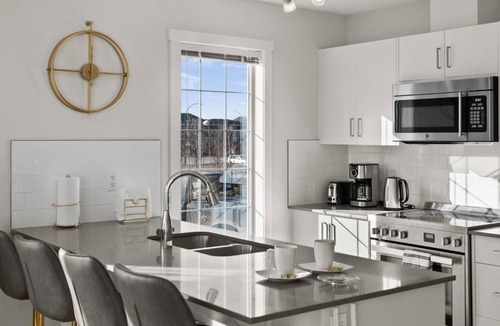 Cranston Apartment | GLOBALSTAY. 3 Bedroom Townhouse View of the Hills