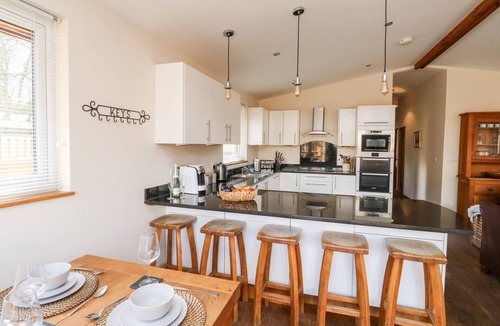 Newton Abbot Cottage | GLOCCAMAURA, pet friendly, with hot tub in Bovey Tracey