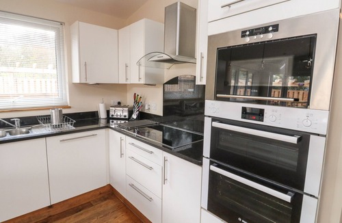 Newton Abbot Cottage | GLOCCAMAURA, pet friendly, with hot tub in Bovey Tracey