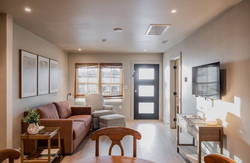 Brazos Hotel | Gloria Inn Unit 6- 5 minutes from Baylor and 2 Blocks to Magnolia