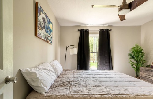 Howard House | Glorious but Comfy Modern Apple Valley Lakehouse with Hot Tub & Firepit