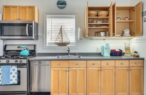 Gloucester Apartment | Gloucester Large 2-Room Studio, Full Kitchen, Deck