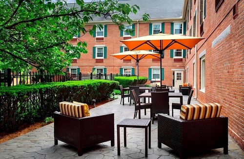Danvers House | Gloucester Whale Watch tour! 2 Family-friendly Units w/Starbucks & Free Parking