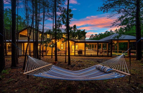 Pickens Cabin | Glow Mini Golf/Pool Table/Patio Oasis/Game Room!