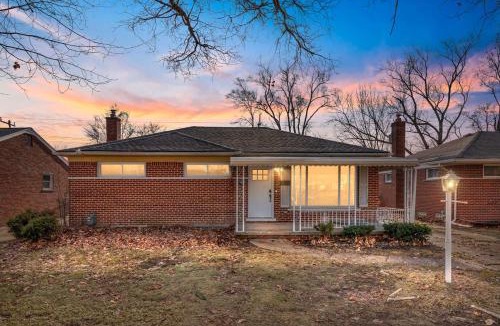 Redford House | Gn4 - Sleek Private Room Ideal for Remote Work, Wi-Fi, Free Parking