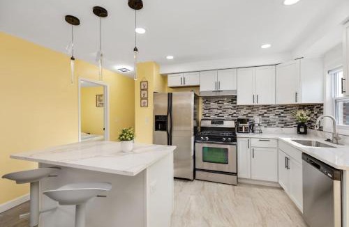 Redford House | Gn4 - Sleek Private Room Ideal for Remote Work, Wi-Fi, Free Parking