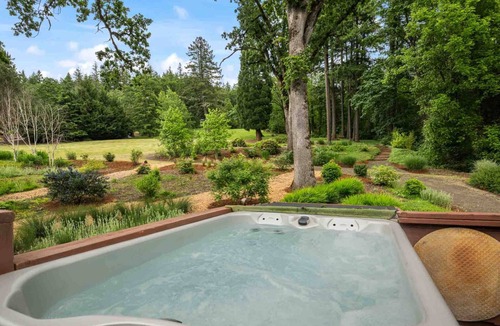 Far West House | Go BeyOnd Ordinary & Escape to this Magnificent Wine Country Retreat, Golf, Hot Tub, Close to PDX