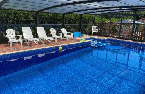 Portreath Apartment | Going Going ! 4 Min walk to Beach, Pubs, Restaurants, Shops, Heated Pool, Hottub, Games room, 1 acre Garden, BBQ's, Private Parking, WIFI, Basesets acre, Other dates also !