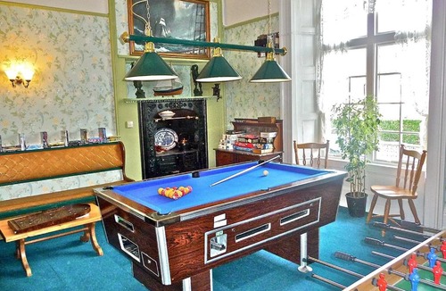 Portreath Apartment | Going Going ! 4 Min walk to Beach, Pubs, Restaurants, Shops, Heated Pool, Hottub, Games room, 1 acre Garden, BBQ's, Private Parking, WIFI, Basesets acre, Other dates also !
