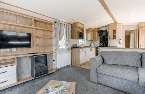Ryde House | Gold Caravan with decking