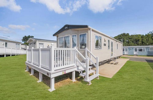Ryde House | Gold Caravan with decking