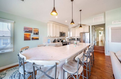 Gold Coast Condo | Gold Coast 3BR Condo/Decks, Parking, Walk to Beach