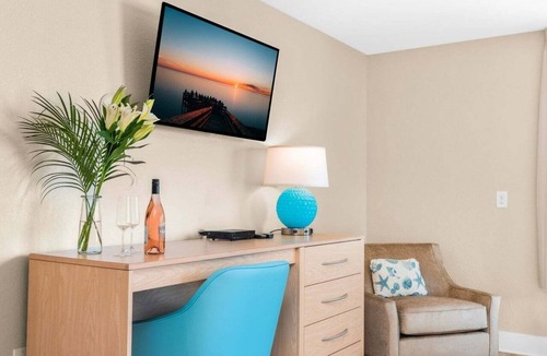 Traverse City Hotel | 🏖️ Gold Coast Inn | Breathtaking Lake Views Corner Rm 308