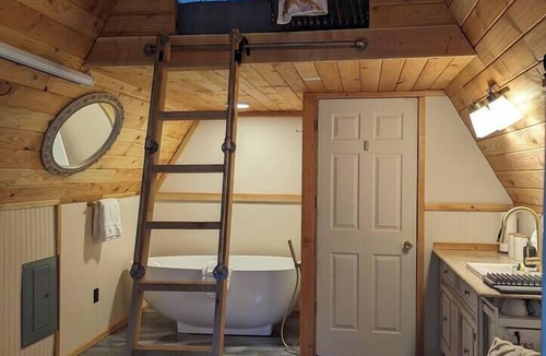 Brew Bay Ski Chalet | Golden rings cabin on 33 acres W/Hot Tub