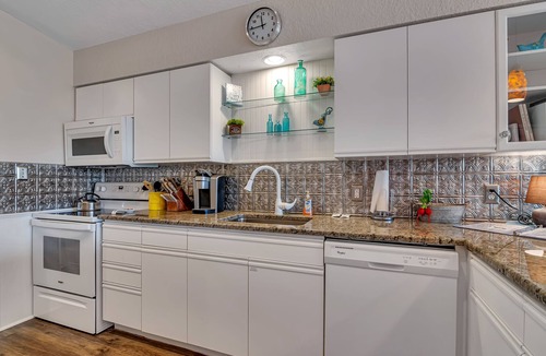 Branson Condo | Golden Getaway - Adorable 2 bed 2 bath vacation condo in Holiday Hills Resort