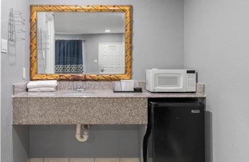 Dallas Hotel | Golden Inn Dallas by Hotel O
