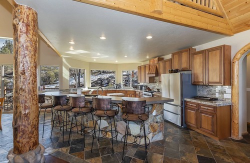 Castle Glen Estates Cabin | Golden Oak Estate by Destination Big Bear : Luxury Log Home in Castle Glen! Walk to the Lake! Beautiful Mountain Views!