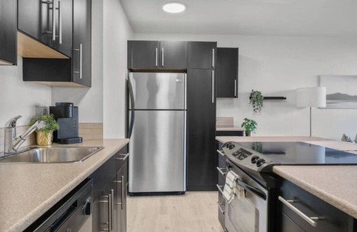 Beltline Apartment | "Golden Shadows" | King Bed | Mins to Saddledome