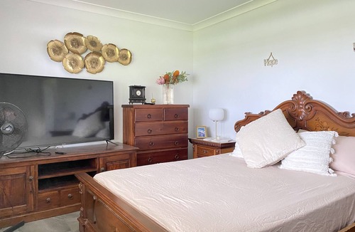 Tuggerawong Apartment | Golden Sunrise Lake Front View Recent Reno