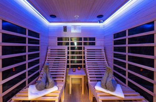 Rittersdorf Apartment | Golden Timber Suite