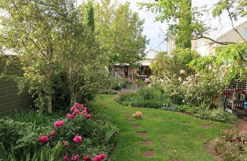Shipwreck Coast Cottage | Goldicott stables are set in a large garden