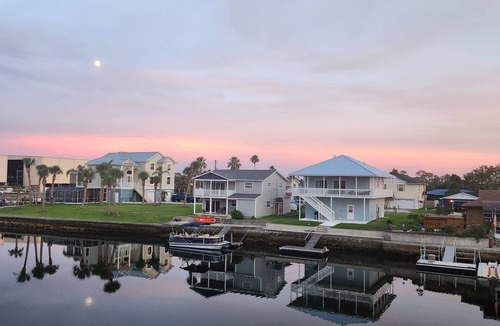 Spring Hill House | GOLF CART INCLUDED - KAYAKS & GAME ROOM. BRING YOUR BOAT OR JETSKIS