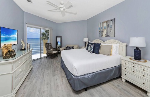Miramar Beach Apartment | Golf Carts ~ Bayfront ~ Pet Friendly ~ Pool