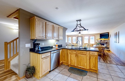 Dellwood Condo | Golf course-front condo with pool, hot tub, dock, tennis, golf, & private beach