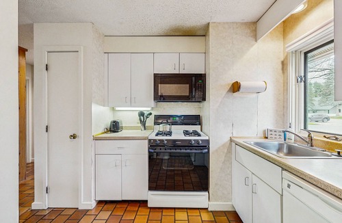 Stowe Area Condo | Golf course-front condo with loft, indoor & outdoor pools, hot tub, & game room