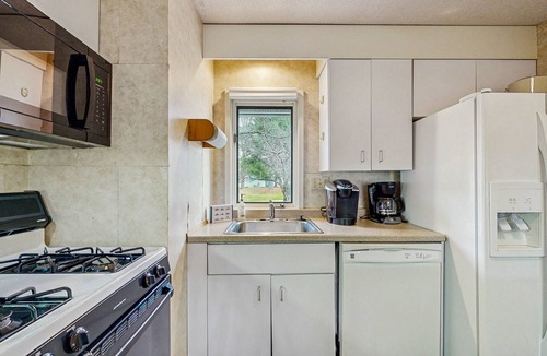 Stowe Area Condo | Golf course-front condo with loft, indoor & outdoor pools, hot tub, & game room