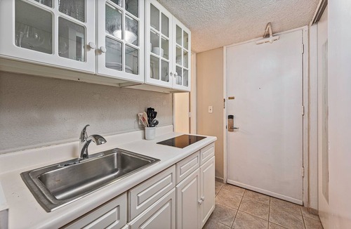 Waikiki Condo | Golf Course & Mountain Views at the Island Colony Amazing Building Amenities