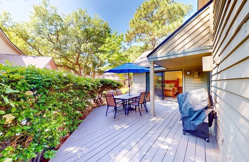 Shipyard Plantation Condo | Golf-course view condo with central AC, free WiFi & shared pool - walk to beach