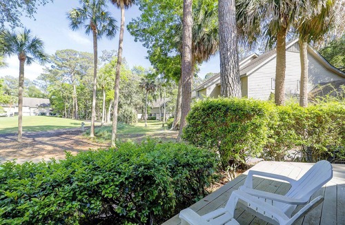 Shipyard Plantation Condo | Golf-course view condo with central AC, free WiFi & shared pool - walk to beach