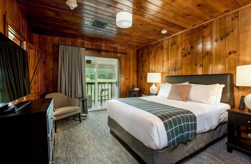 Waynesville Hotel | Golf Course View + Pool. Fitness Center. Dining.
