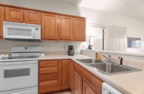 Branson West Condo | Golf Course View from Screened Porch, Near Silver Dollar City with Free Tickets, Gated Resort