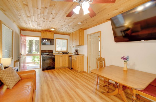 Cobb Cabin | Golf, Hike, Sip Wine: Cobb Mountain Cabin w/Patio