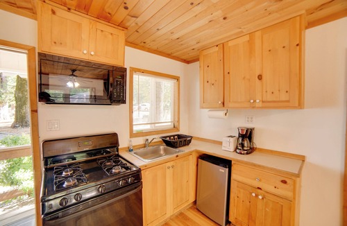 Cobb Cabin | Golf, Hike, Sip Wine: Cobb Mountain Cabin w/Patio
