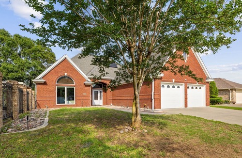 Lakeview  Jefferson County Cottage | Golf-side Luxe Escape Sleeps 13 Hot Tub & Theater