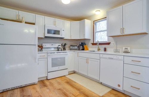 Centerville House | Golf & Unwind: Family Home 2 Mi to Covell’s Beach!