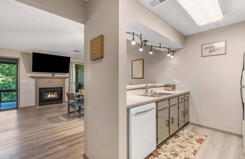 Table Rock Condo | Golf View Peek-A-Boo