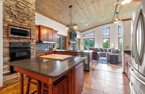 Logan Cabin | Golf, Views & Privacy on 40-Acre Retreat