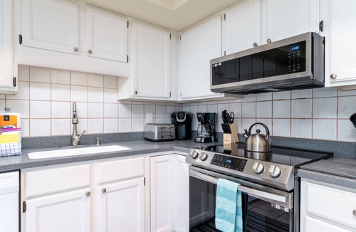 Spinnaker Beachhouses Villa | Golf Views! Screened Porch! Close to Beach, Pools, Golf, Dining! Amenity access included! 2 Dogs!