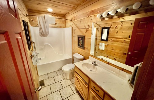 Mountain View Cabin | Gone With The Wind #47 New cabin to VRBO walking distance from courthouse square