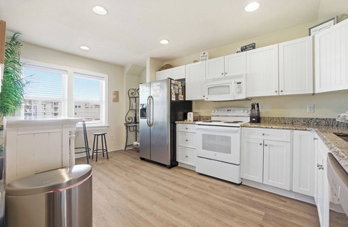 Bermuda Bay House | Good Vibes at Cambridge Cove Town Home, Family Fun Water Park, Beat Traffic with Flex-Stay