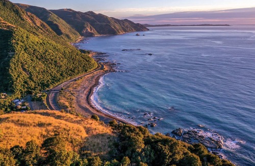 Kaikoura District House | Goose Bay Rustic Retreat