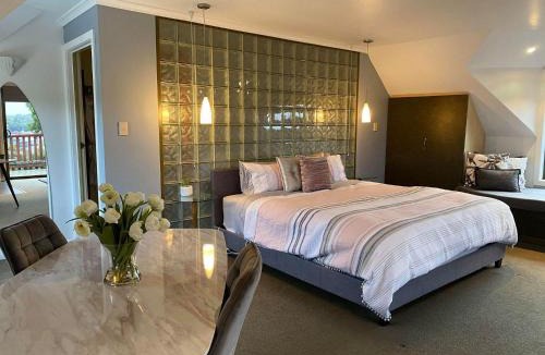 Strahan Hotel | Gordon Gateway